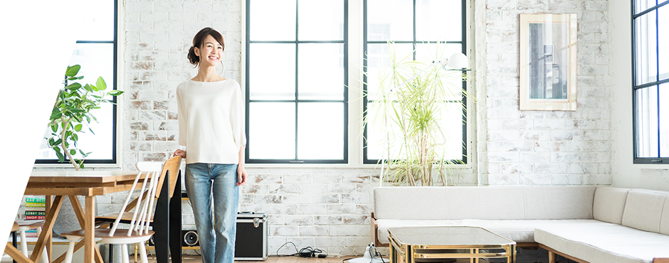 リビングに立っている女性